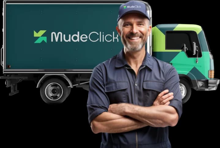 Motorista profissional MudeClick na frente do caminhão de mudanças
